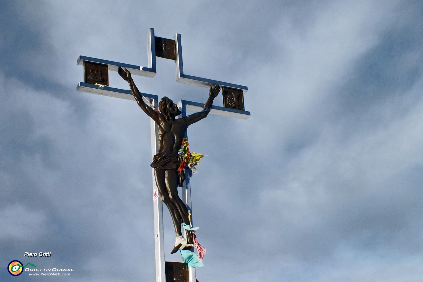 52 La bella croce di vetta del Bregagno (2107 m).JPG
